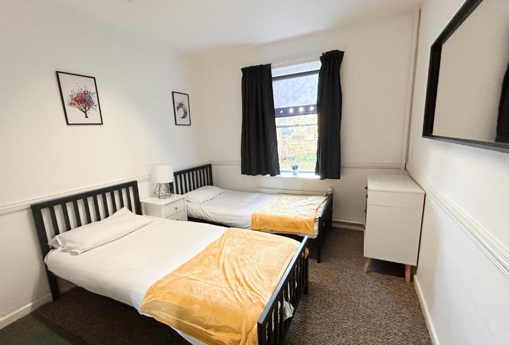 Postel nebo postele na pokoji v ubytování Bath YMCA Hostel