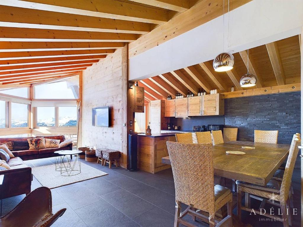 une cuisine et un salon avec une table et des chaises dans l'établissement Luxueux Appartement 4* Alpin, 5 Pièces, 4 Ch, Proche Pistes, Parking, WiFi - FR-1-398-549, à La Rosière