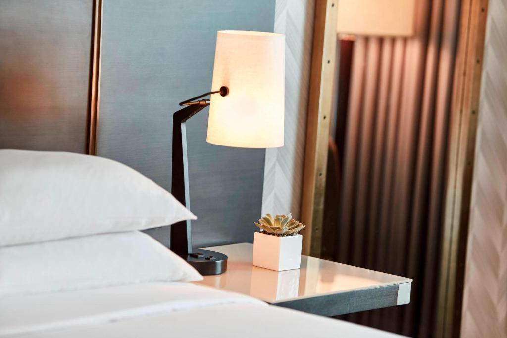 Renaissance Los Angeles Airport Hotel - Club Level, Club Lounge Access, Guest Room, 1 King