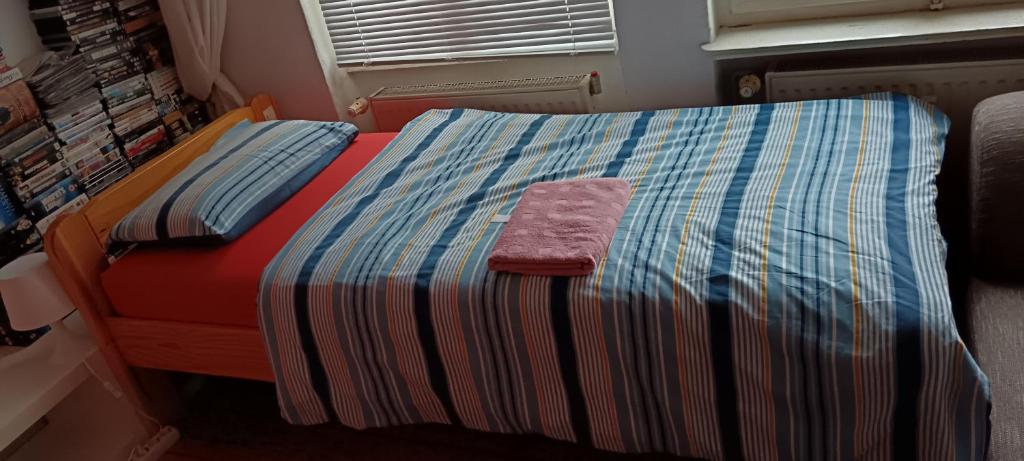 Postel nebo postele na pokoji v ubytování Sharing bedroom with Host near Alexanderplatz