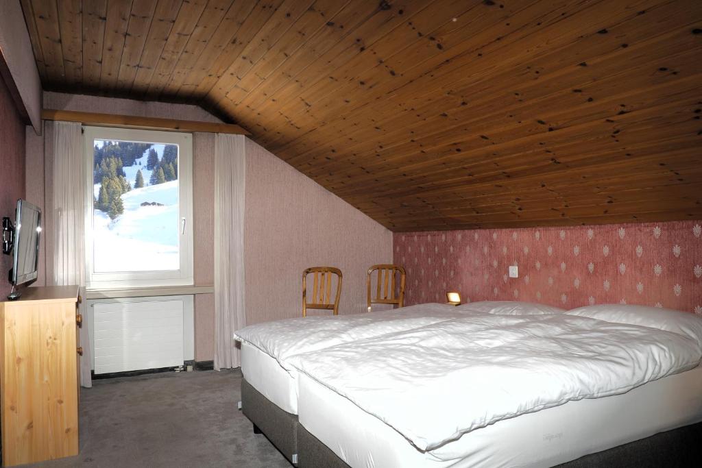 Postel nebo postele na pokoji v ubytování Hotel Alpina Parpan