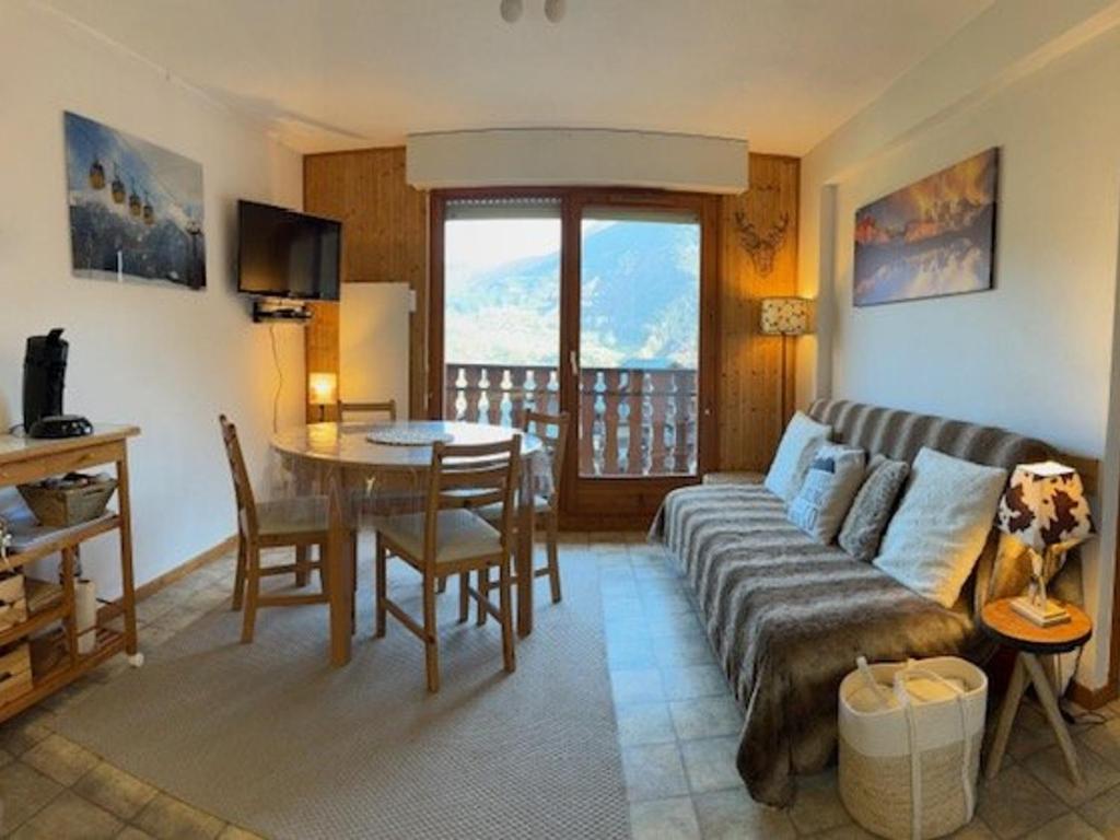 salon z kanapą i stołem w obiekcie 3 pièces skis aux pieds avec balcon à Saint-Jean-d'Aulps - FR-1-573-80 w mieście Saint-Jean-dʼAulps