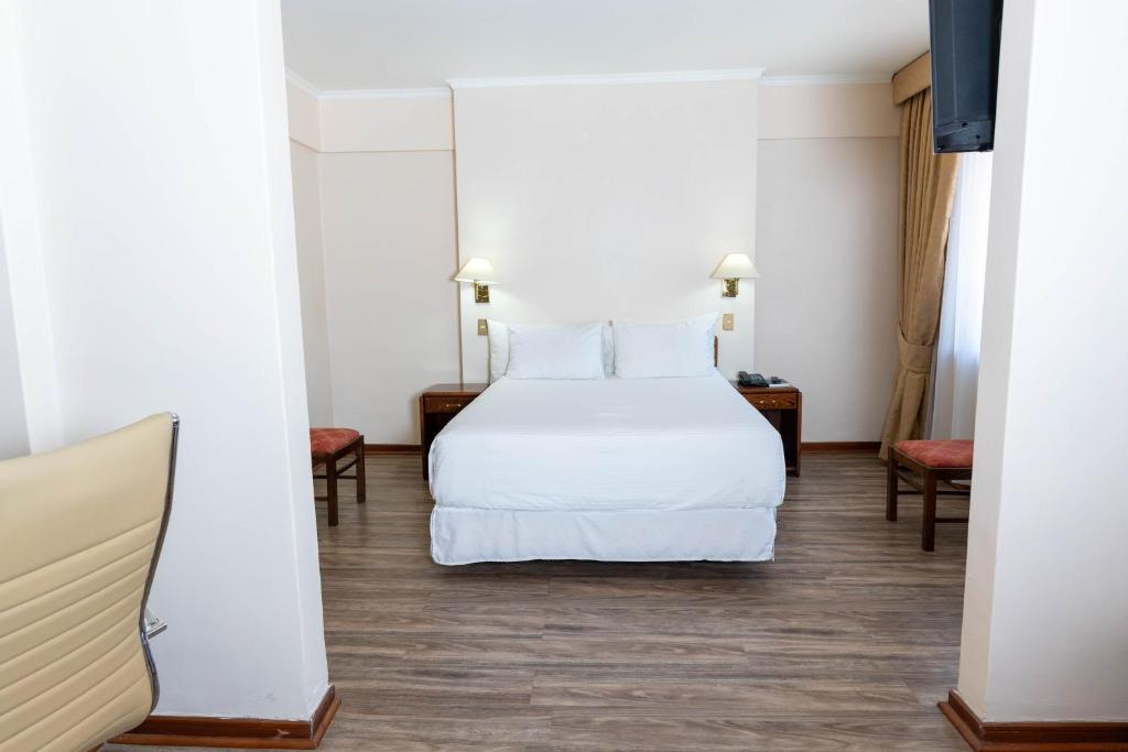 Postel nebo postele na pokoji v ubytování Hotel Francisco De Aguirre