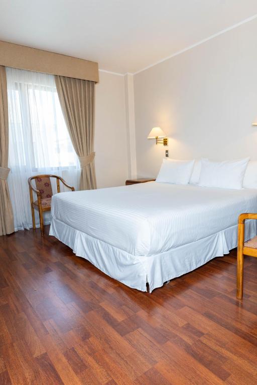 Postel nebo postele na pokoji v ubytování Hotel Francisco De Aguirre