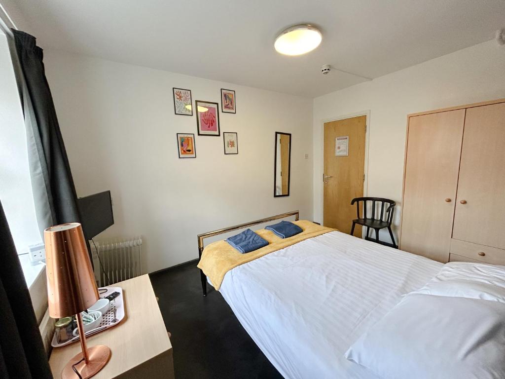 Postel nebo postele na pokoji v ubytování Bath YMCA Hostel