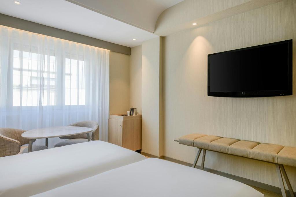 TV a/nebo společenská místnost v ubytování AC Hotel Carlton Madrid by Marriott
