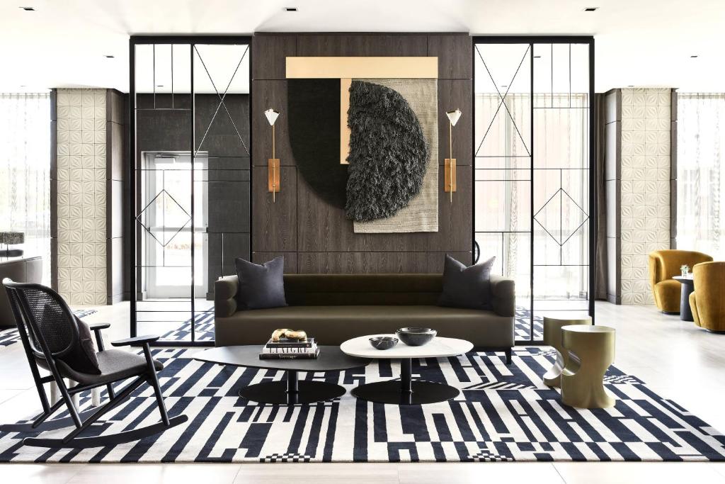 Uma área de estar em AC Hotel by Marriott Miami Airport West/Doral