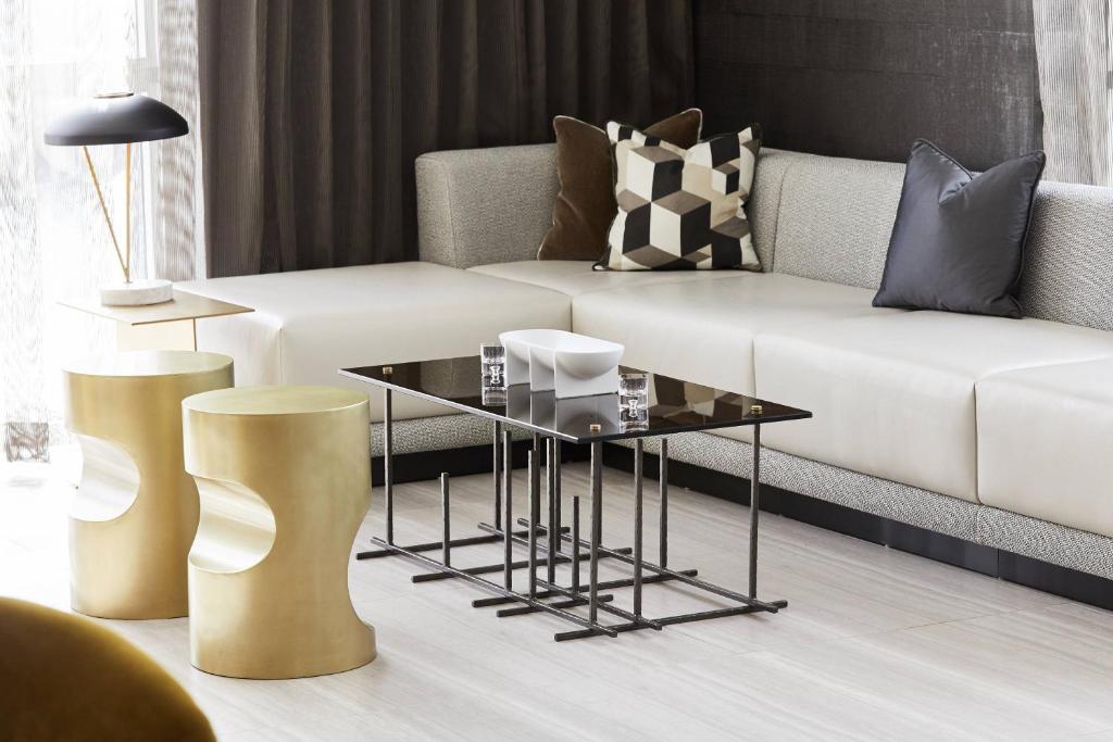 Uma área de estar em AC Hotel by Marriott Miami Airport West/Doral