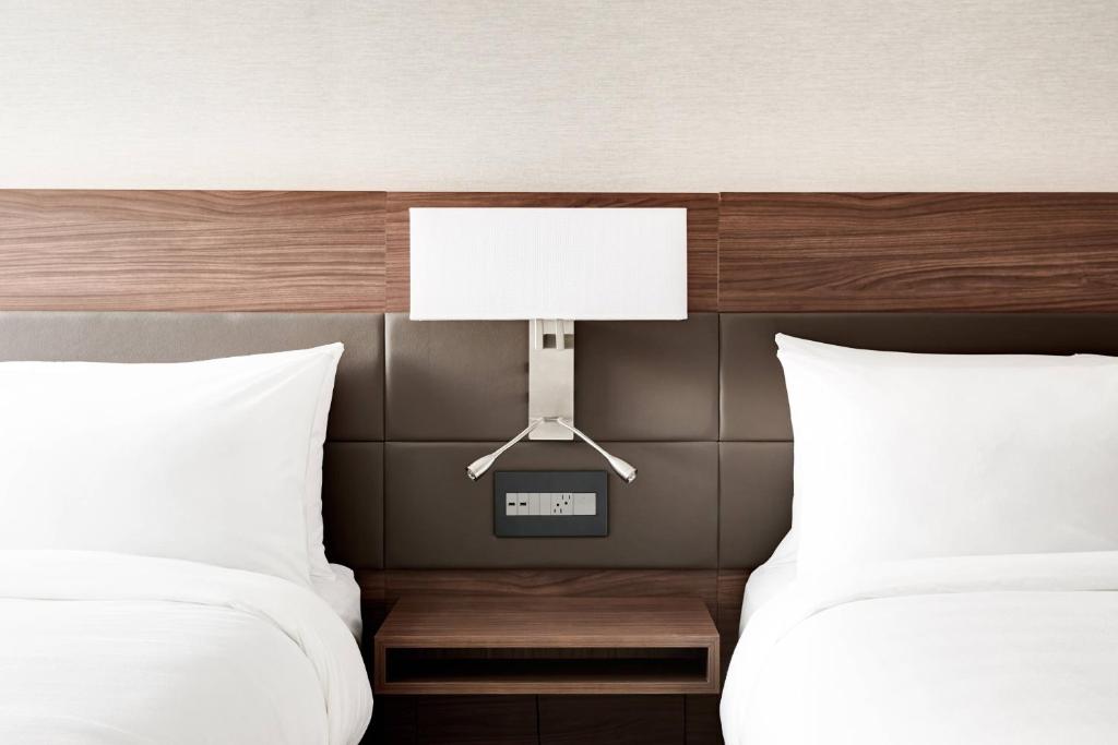 Cama ou camas em um quarto em AC Hotel by Marriott Miami Airport West/Doral