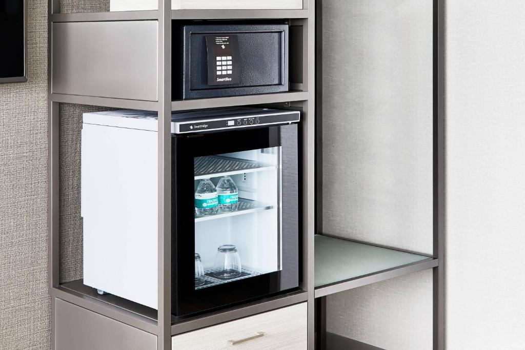 A cozinha ou cozinha compacta de AC Hotel by Marriott Miami Airport West/Doral