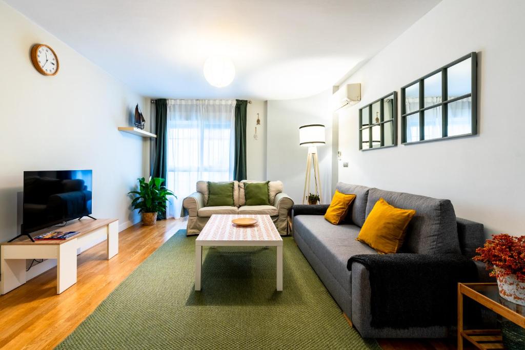 Free parking and 10 min walk to the city centre