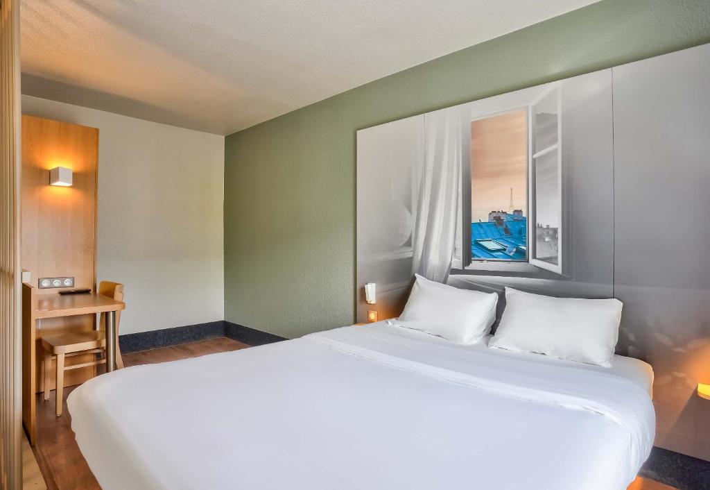 Postel nebo postele na pokoji v ubytování B&B HOTEL Saint-Witz