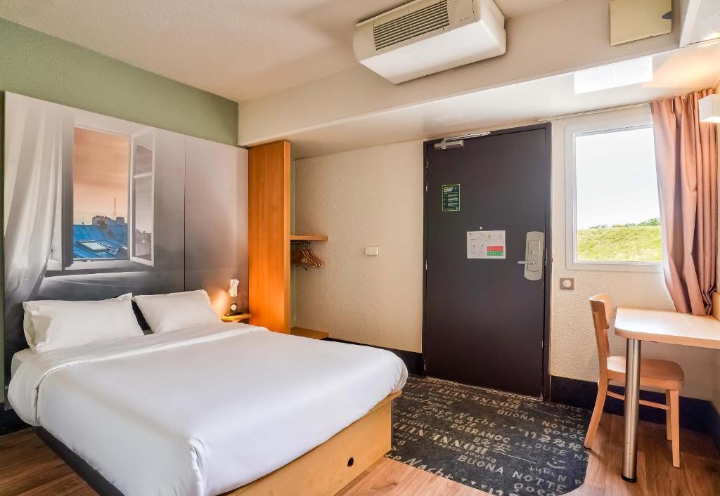 Postel nebo postele na pokoji v ubytování B&B HOTEL Saint-Witz