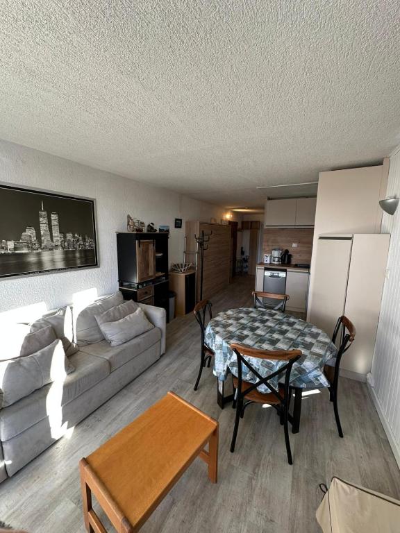 un salon avec un canapé et une table dans l'établissement SLA606 -Charmant 2 pièces, 4 pers - Tignes, à Tignes