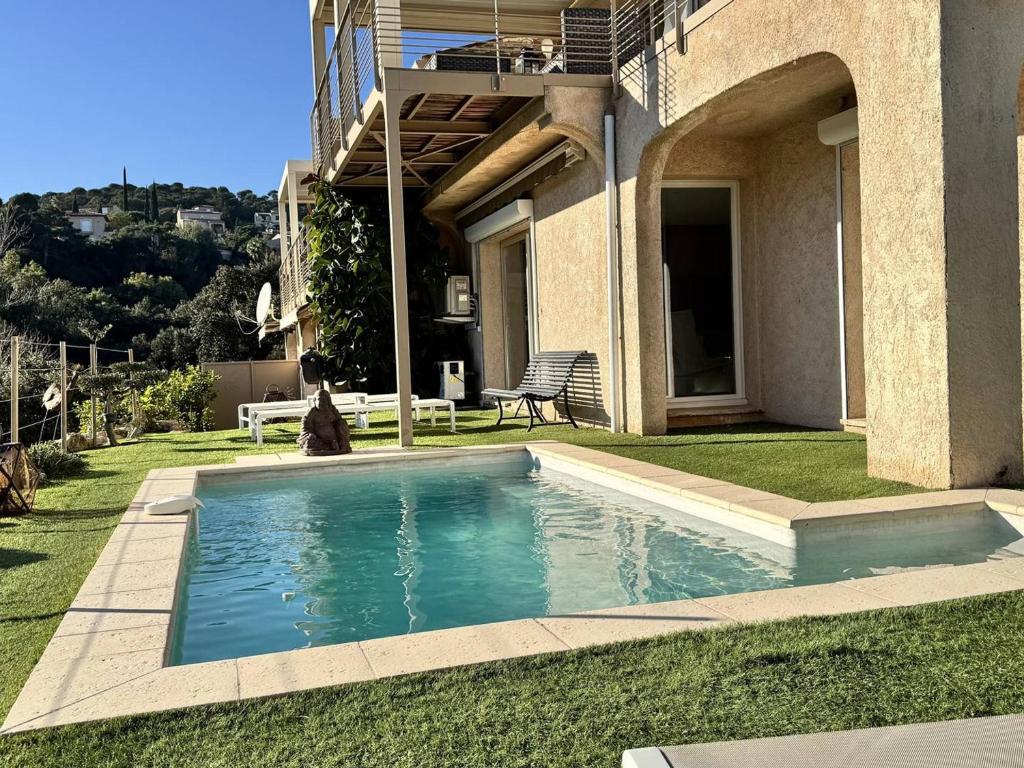 une piscine dans la cour d'une maison dans l'établissement Villa rénovée avec piscine, clim, proche plages et commerces, 6 pers., Les Issambres - FR-1-768-67, à Roquebrune-sur Argens