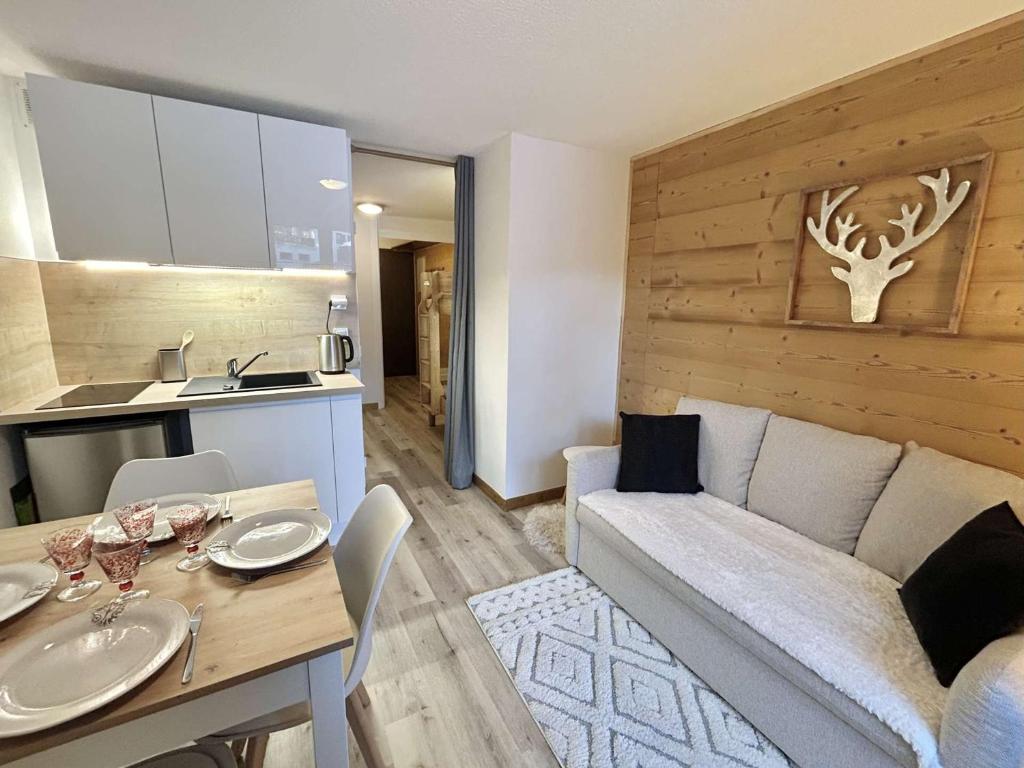 un salon avec un canapé et une table dans l'établissement Appartement cosy avec jardin et parking à Demi-Quartier - FR-1-597-186, à Demi-Quartier