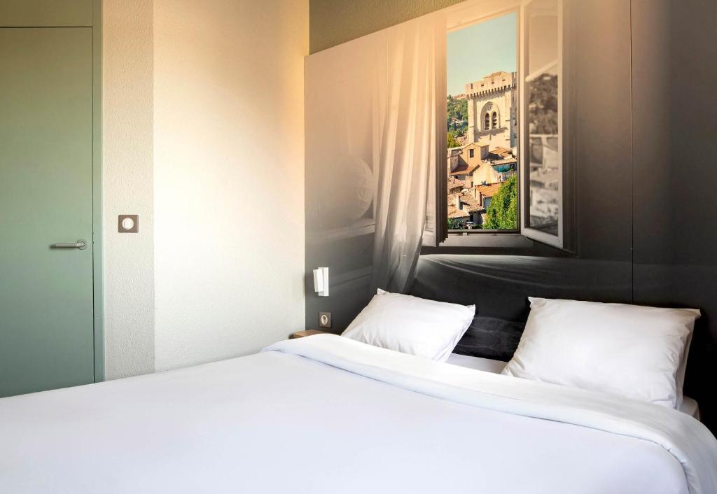 Postel nebo postele na pokoji v ubytování B&B HOTEL Avignon 2