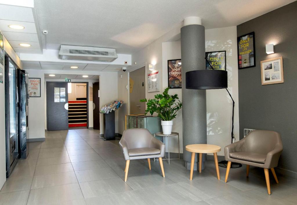 TV a/nebo společenská místnost v ubytování B&B HOTEL Avignon 2
