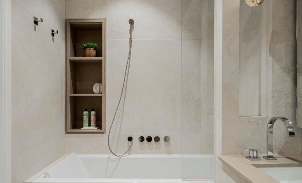 Koupelna v ubytování OLD TOWN LUXURY 3bd APARTMENT