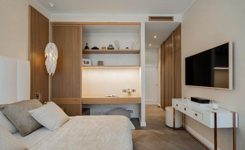 TV a/nebo společenská místnost v ubytování OLD TOWN LUXURY 3bd APARTMENT