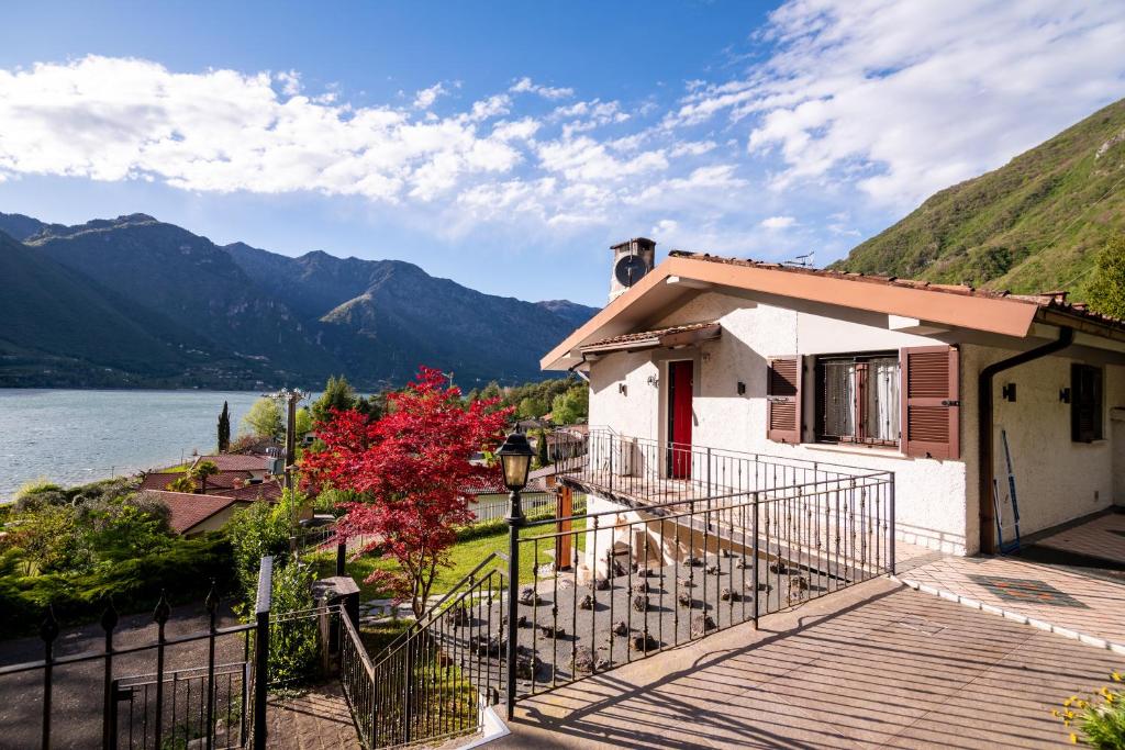a house with a view of a lake and mountains at Casa Lisa, a due passi dal lago in Vesta