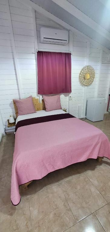 Postel nebo postele na pokoji v ubytování les gîtes de la belle fleur bungalow TULIPE