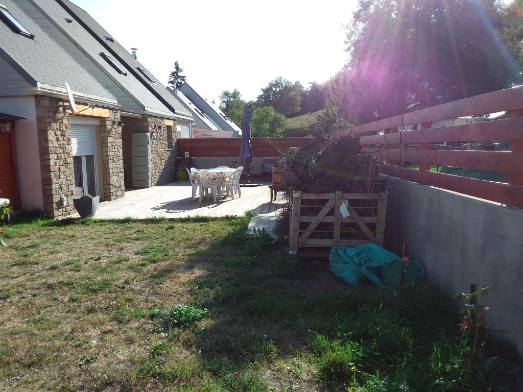 une cour à côté d'une maison avec une clôture dans l'établissement Maison de montagne, à La Cabanasse