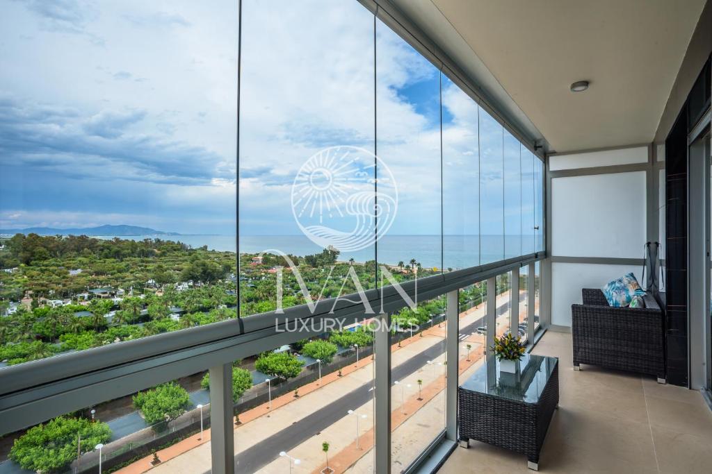 ein Balkon mit Blick auf das Meer in der Unterkunft Casa Mediterranea Ivan Luxury Homes 7ªPlta Norte 1ªLinea in Oropesa del Mar