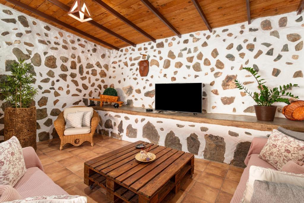 A television and/or entertainment centre at Casa Las Toscas
