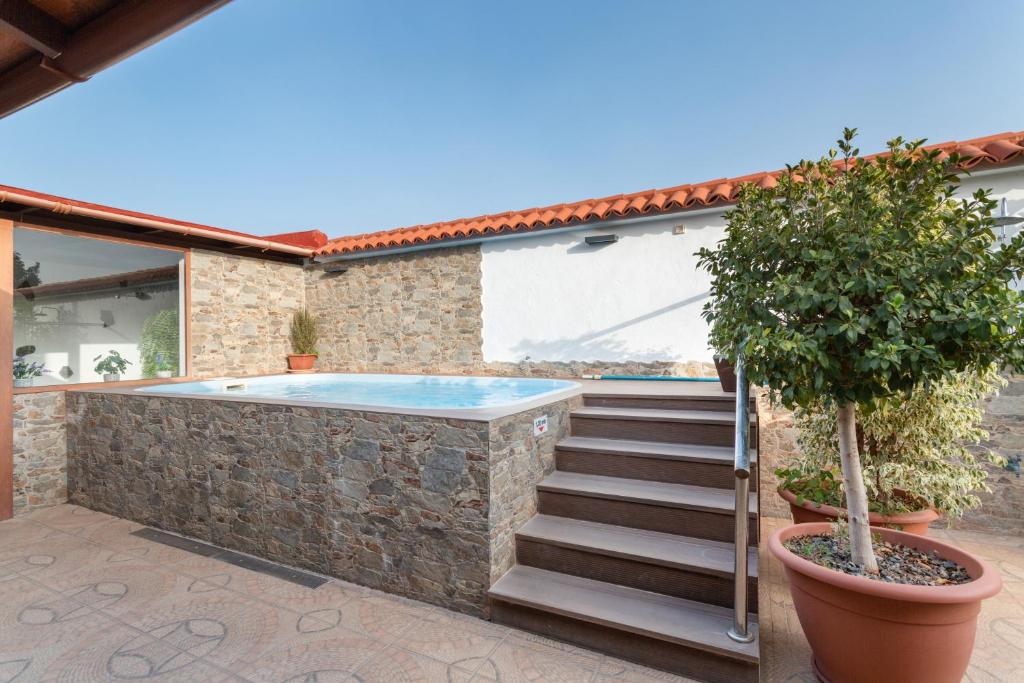 The swimming pool at or close to Casa Las Toscas