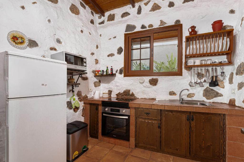 A kitchen or kitchenette at Casa Las Toscas