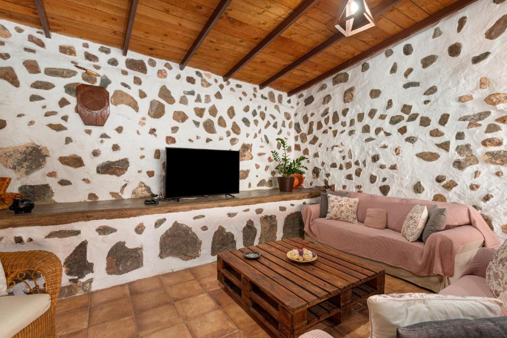 A television and/or entertainment centre at Casa Las Toscas