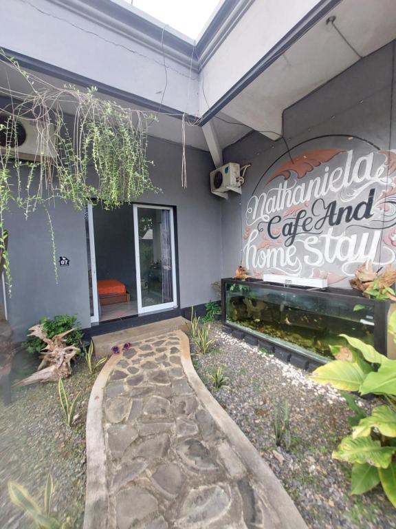Nathaniela Homestay - 