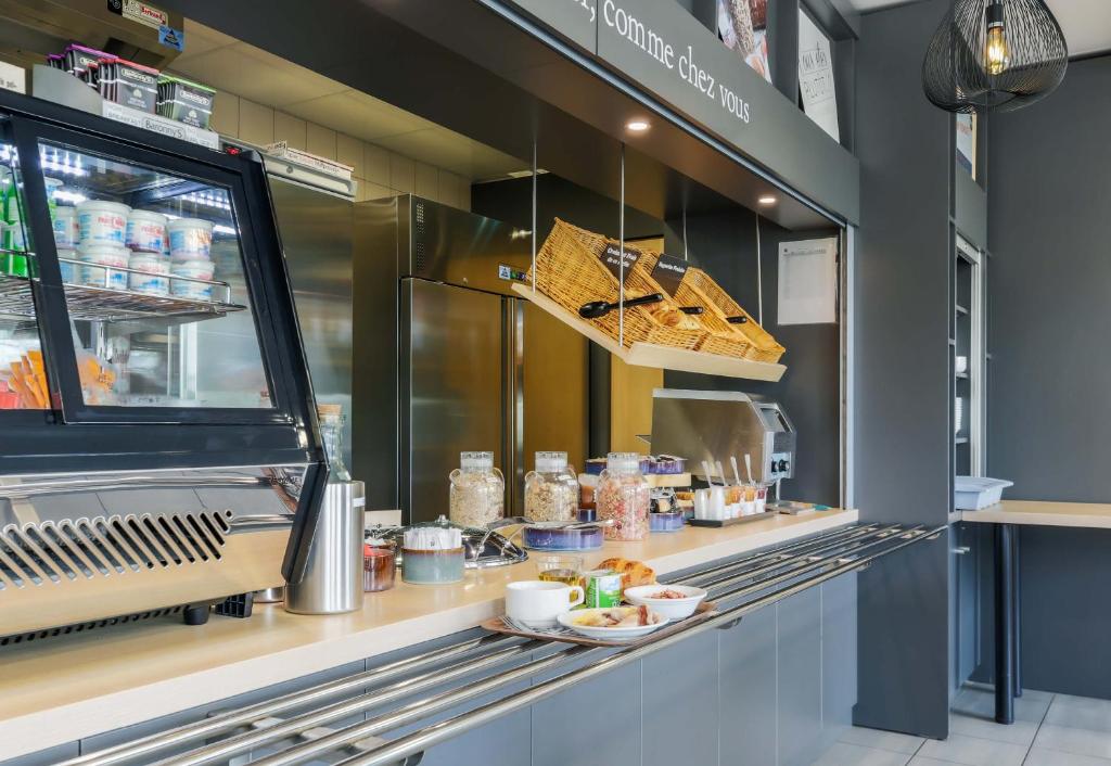 Kuchyň nebo kuchyňský kout v ubytování B&B HOTEL Verdun