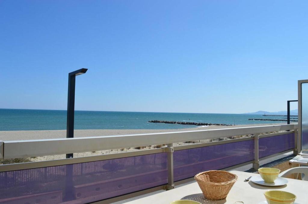 - une table avec vue sur la plage dans l'établissement Appartement 2 pièces 4 couchages ST CYPRIEN PLAGE SC650-008, à Saint Cyprien Plage