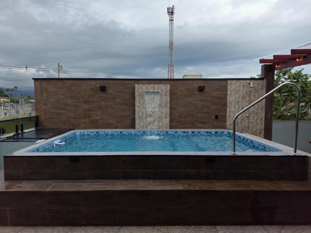 un bain à remous sur le toit d'un immeuble dans l'établissement Recanto Sol & Mar, à Ubatuba