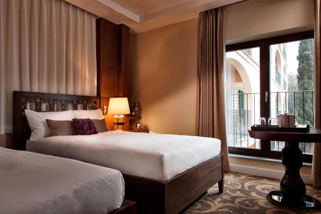 Łóżko lub łóżka w pokoju w obiekcie Renaissance Tuscany Il Ciocco Resort & Spa