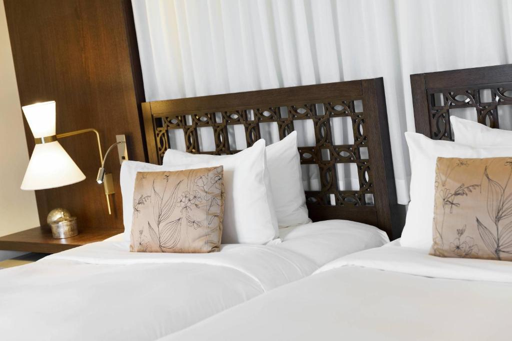 Łóżko lub łóżka w pokoju w obiekcie Renaissance Tuscany Il Ciocco Resort & Spa