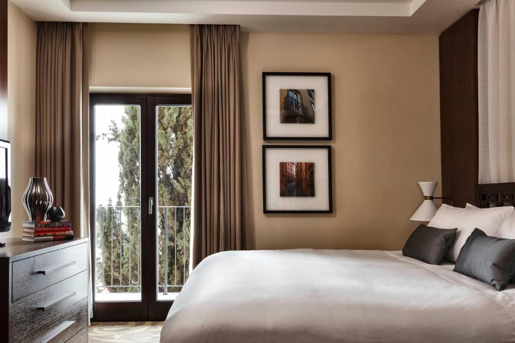 Łóżko lub łóżka w pokoju w obiekcie Renaissance Tuscany Il Ciocco Resort & Spa