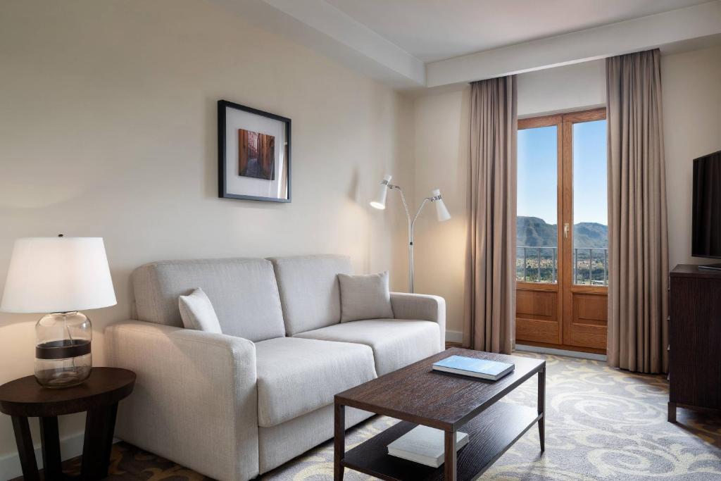 Telewizja i/lub zestaw kina domowego w obiekcie Renaissance Tuscany Il Ciocco Resort & Spa