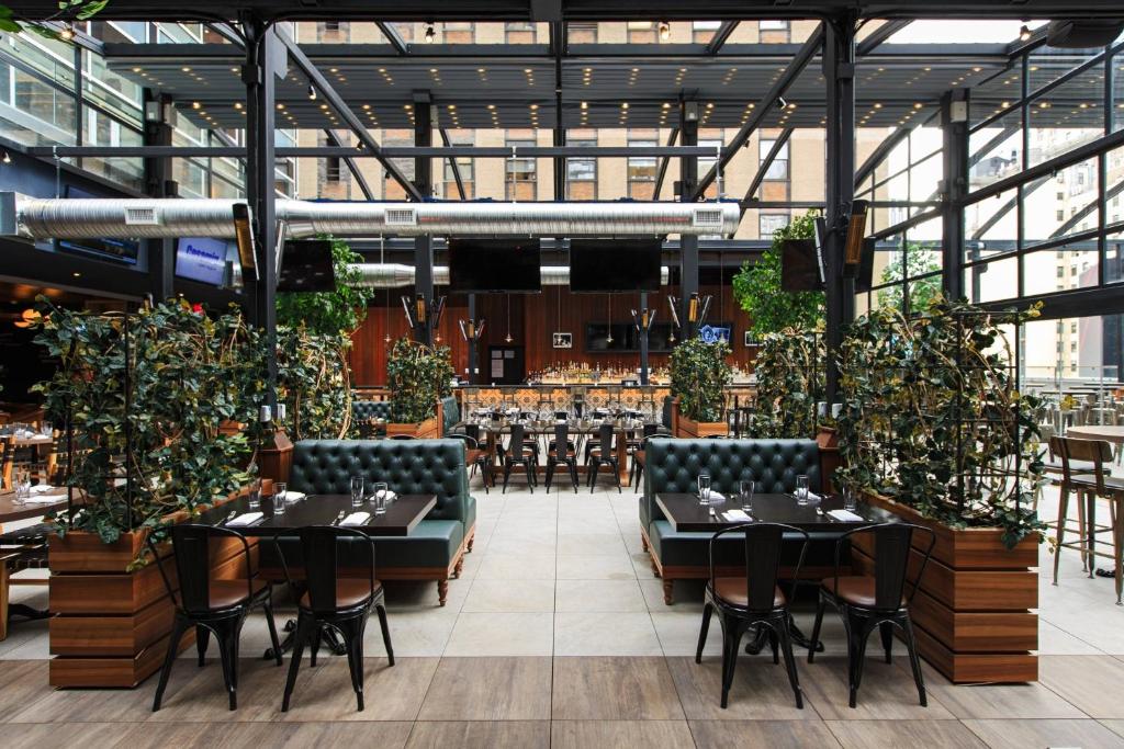Restaurace v ubytování Renaissance New York Midtown Hotel