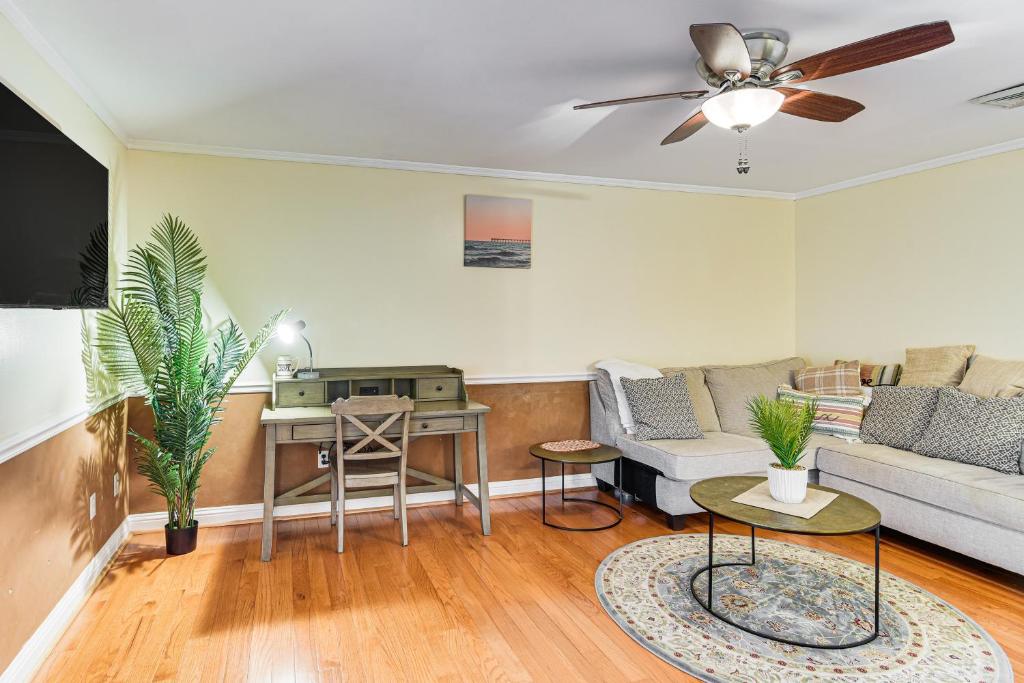 Gallery image of Walk to Waterfront Cozy Fall River Condo in Fall River