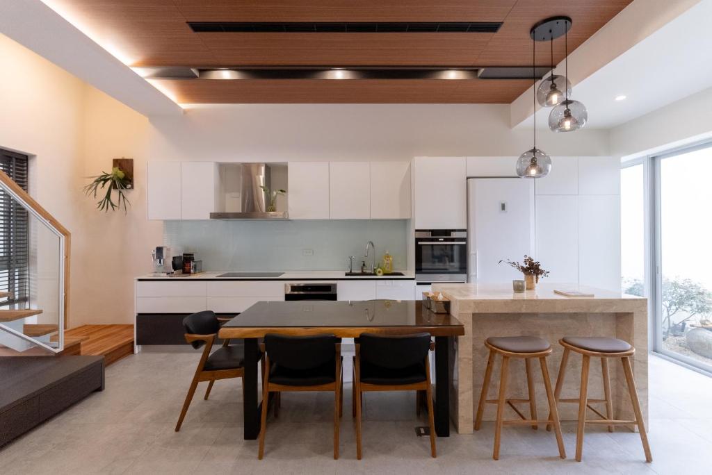 Η κουζίνα ή μικρή κουζίνα στο 微風徐徐 Breezy Stay & 漫步阿里 Stroll Ali