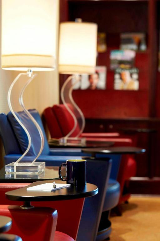 a table with two lamps and a coffee cup on it at Renaissance Mobile Riverview Plaza Hotel in Mobile