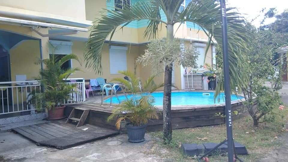 Πισίνα στο ή κοντά στο les gîtes de la belle fleur Bungalow anthurium
