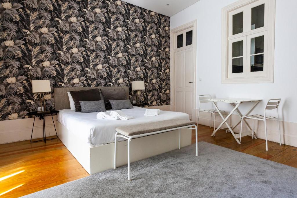 a bedroom with a bed and a floral wallpaper at Citybreak-apartments Lapa in Porto