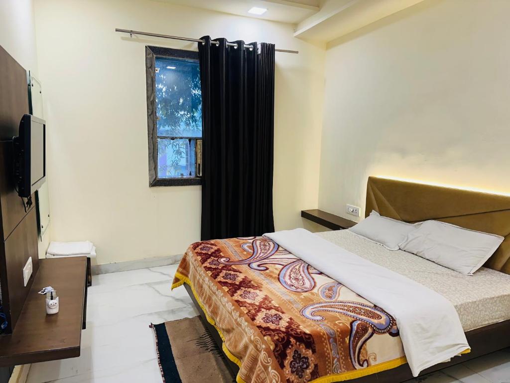 Postel nebo postele na pokoji v ubytování Taj Castle A Boutique Homestay