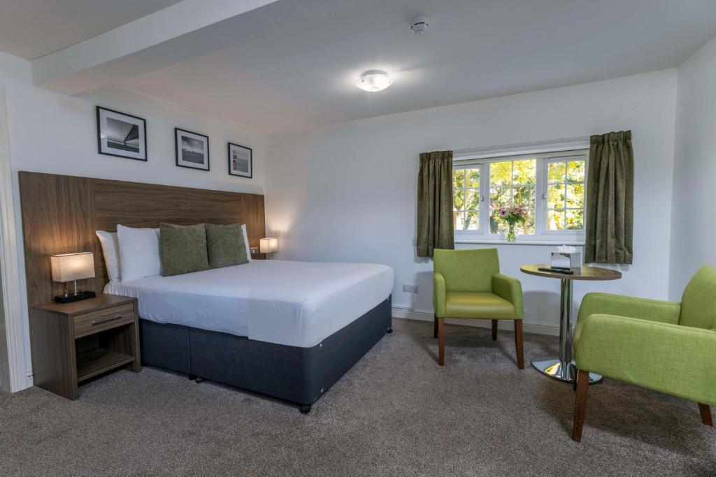 Postel nebo postele na pokoji v ubytování Best Western Plus Kenwick Park Hotel