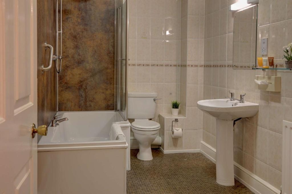 Koupelna v ubytování Best Western Plus Kenwick Park Hotel
