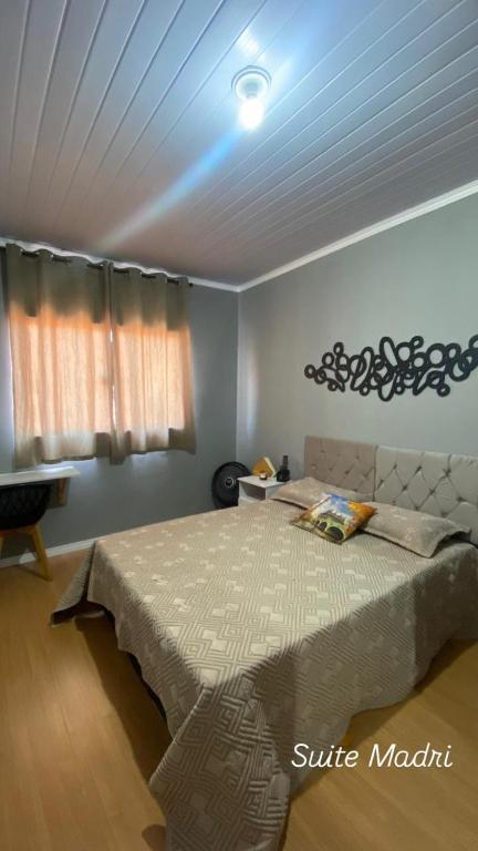 Postel nebo postele na pokoji v ubytování Suíte Madri Aconchegante e Charmosa